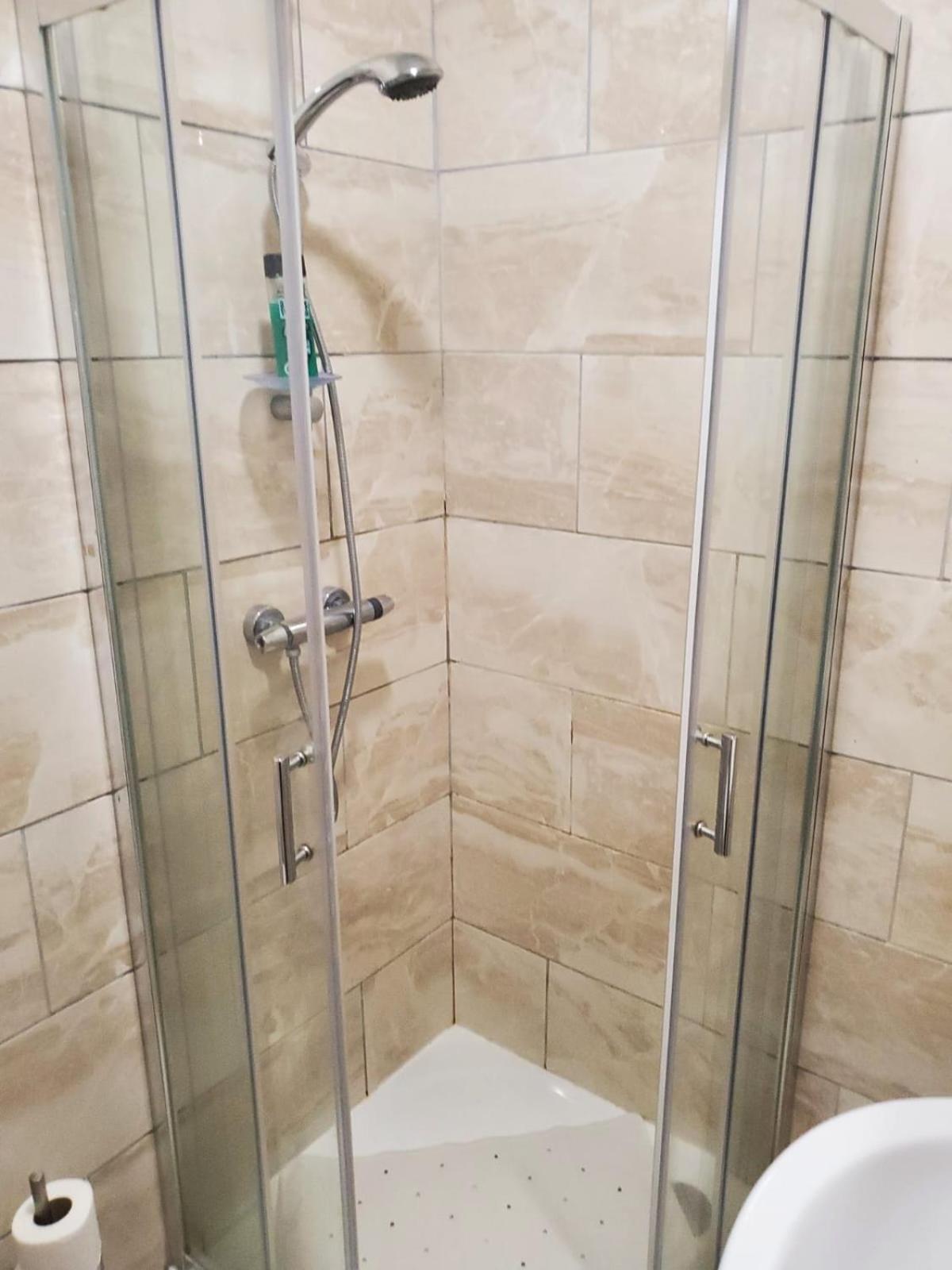 En Suite Bedrooms, Heaton, Newcastle Camera foto